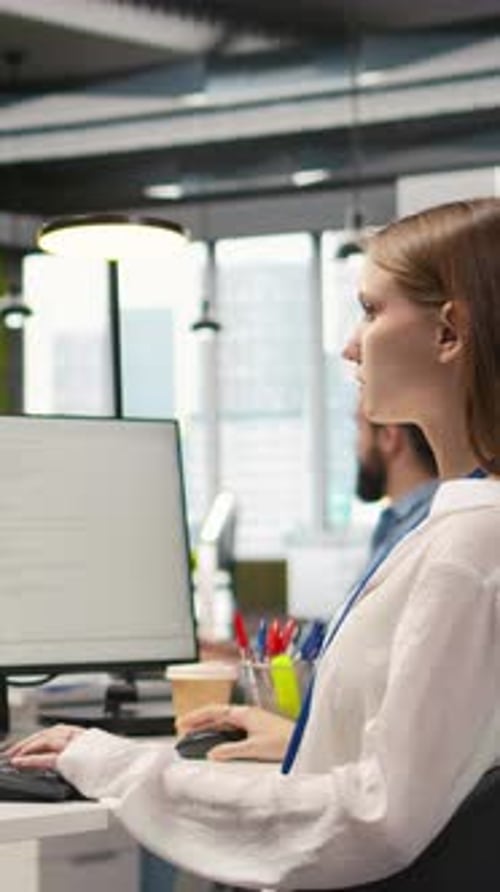 Vertikales Video: Technikerin testet generative KI-Algorithmen für maschinelles Lernen bei der Arbeit