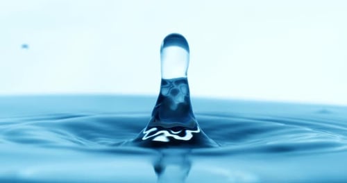 Ralentissement extrême : une goutte d'eau tombe dans une goutte d'eau. Tourné au super ralenti à 1600 images par seconde.
