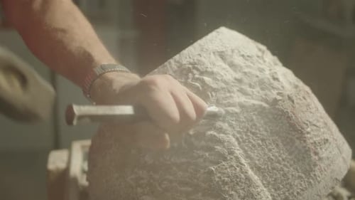 Maestro artesano que cincela cuidadosamente la piedra en bruto para crear obras de arte intrincadas y duraderas