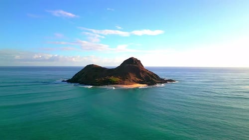 Îlot de Mokulua au large de la côte au vent d'Oahu à Hawaï, États-Unis. Vue panoramique par Drone