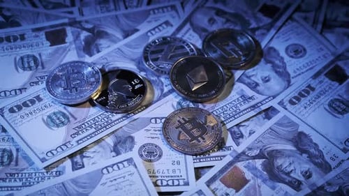 Bitcoin, BTC et Altcoins sur fond de billets de banque en dollars Fiat, pivotent en gros plan