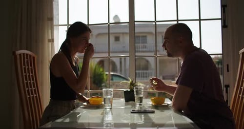Delicias gastronómicas europeas Una pareja cautivadora que disfruta de un sabor exquisito
