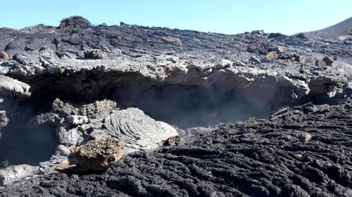 Dampfende Höhle in heißem Vulkangestein in Island