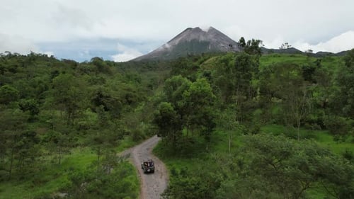 Der Vulkan Mount Merapi ist von Nebelwald umgeben