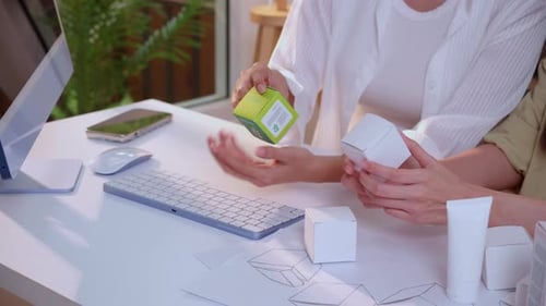 Mockup-Box für Kosmetikverpackungen in der Hand, Grafikdesigner und Branding-Projekt für die Entwicklung.