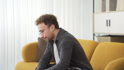 Verzweifelter junger Mann, negative Einstellung.