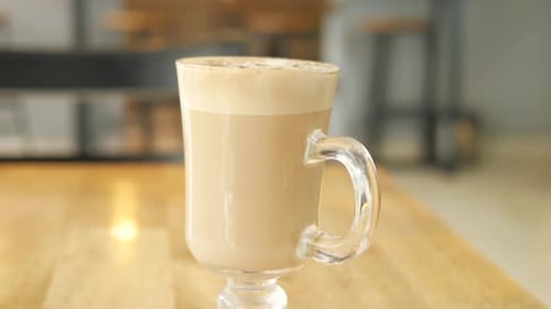 eine Tasse Kaffee am späten Kaffee auf dem Café-Tisch