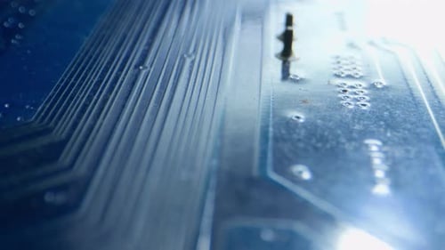 gros plan de la carte mère, caméra se rapprochant