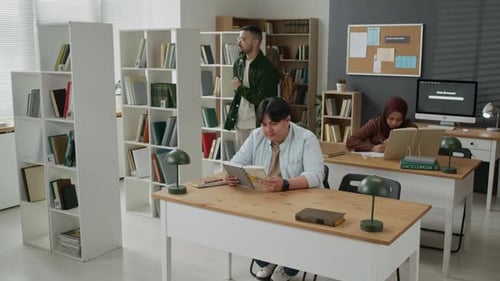 Vielfältige multiethnische Studierende lernen und lesen in der Bibliothek