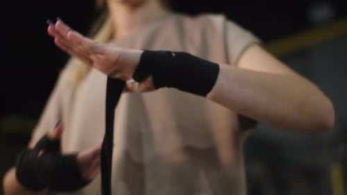 Nahaufnahme Unbekannte Frau bereitet sich auf das Boxen im Fitnessstudio vor. Unerkennbare Frau bereitet sich auf den Kampf vor I...