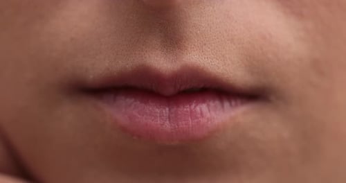 Nahaufnahme lächelnder Mädchenlippen. Makro des Lächelns einer jungen Frau