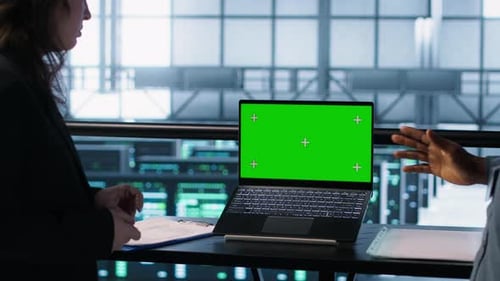 Mitarbeiter im Rechenzentrum verwenden Mockup-Laptop zur Integration umweltfreundlicher Technologien