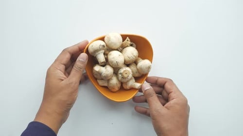 Champignons frais dans un bol blanc sur la table