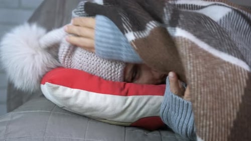 Réchauffer une femme lors d'une journée non chauffée