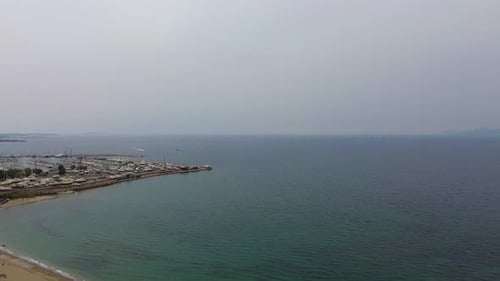 Puerto deportivo en el mar Egeo en Atenas, Grecia, costa aérea