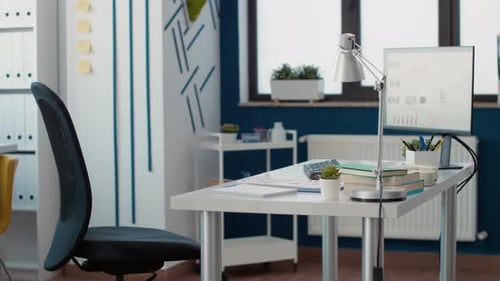 Keine Leute im Büro eines Startup-Unternehmens haben früher geschäftlich gearbeitet
