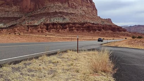 Ein Auto rast durch die Red Rocks von Utah