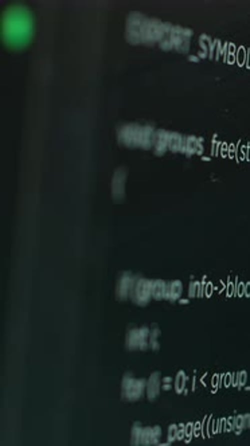 Vertikales Video, extreme Nahaufnahme von Hacking-Code, der auf Computersystemmonitoren läuft
