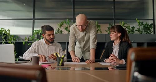 An Experienced Office Worker Offers Problemsolving Strategies While Discussing a Project with