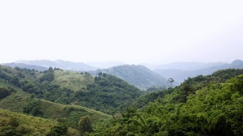 Drohnenansicht der Berge, des Waldes mit klarem Himmel und wunderschöner Sommerlandschaft in Thailand.