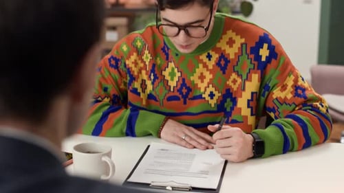 Un jeune candidat discute avec le responsable des ressources humaines lors d'un entretien d'embauche