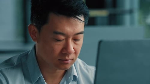 Nahaufnahme Porträt Chinesisch Japanisch fokussierter Mann Professioneller asiatischer koreanischer Arbeiter Webdesigner