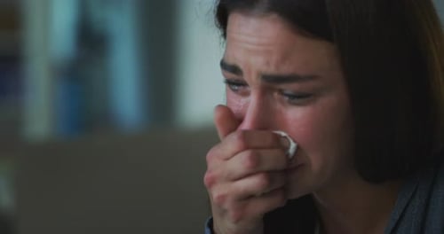 Porträt einer traurigen Frau, die zu Hause mit laufendem Eyeliner weint, nachdem sie schlechte Nachrichten erhalten hat. Depres