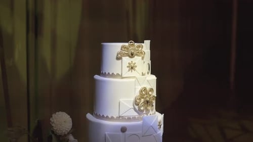 A close up of a wedding cake.