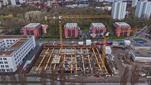 Sitio de desarrollo de nuevas construcciones con High Tower Cranes Building Estate.
