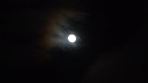 Mond in den Wolken am Nachthimmel 002