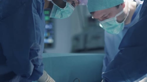 Equipo médico realizando una operación quirúrgica en un quirófano moderno