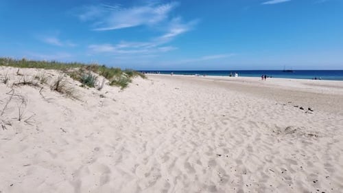 Sandstrand mit blauem und blauem Meerwasser, Zeitlupenvideo.