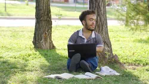 Étudiant nain antisocial à l'université.