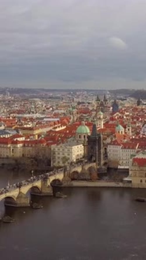 Vista aérea vertical de Praga del puente Karlov en otoño y noviembre