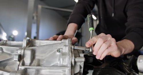 Mechaniker repariert demontierten Elektroautomotor in der Werkstatt
