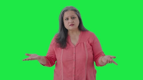 Periodista india senior leyendo noticias Pantalla verde