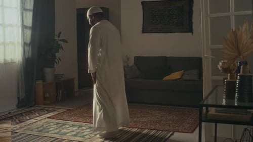 Religiöser Muslim nimmt die Position von Ruku Sajdah ein und wirft sich während des Namaz nieder