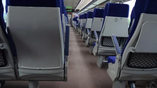 Les voitures de voyageurs d'un train express en mouvement pendant la journée à faible angle
