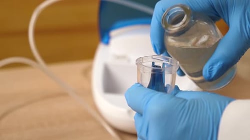 08ss. The inhaler is prepared for the treatment procedure by pouring the solution and using nozzles.