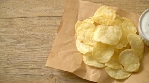 potato chips with sour cream dipping sauce