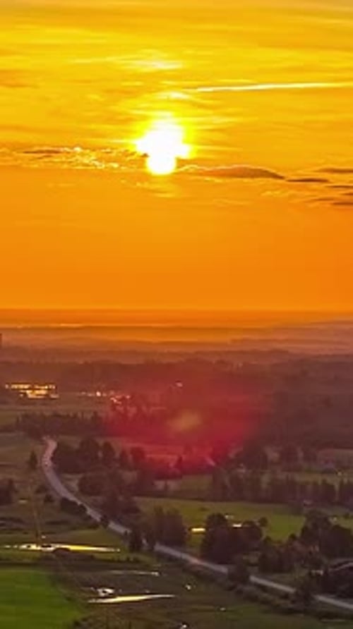 Soleil bas se levant sur un paysage rural paisible