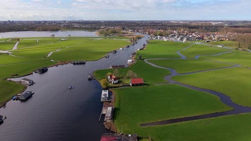 Vue aérienne époustouflante du paysage des polders néerlandais avec des champs verdoyants et des canaux sinueux