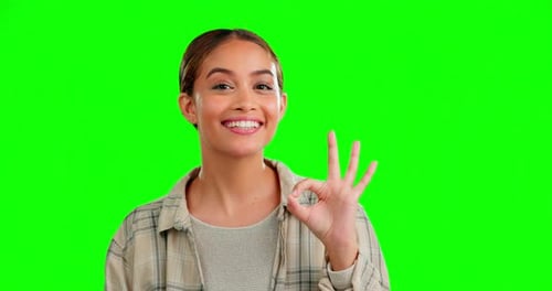 Frau, ok Handzeichen und Greenscreen mit Gesicht, Lächeln oder aufgeregt im Studio für Glück von
