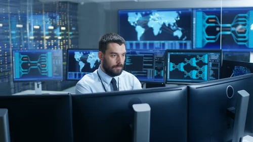 En el Centro de Control del Sistema, el operador técnico monitorea las pantallas de su estación de trabajo. Él es Surround