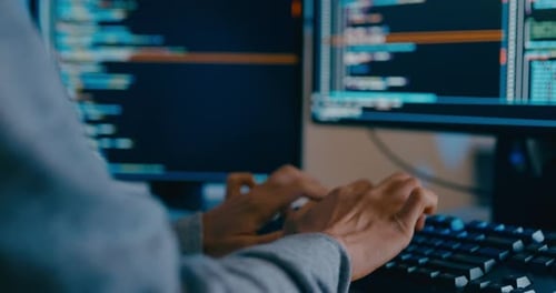 Nahaufnahme junger Erwachsener Asien männlich freiberuflich tippen schreiben Aufforderung AI-Bot IT-App intelligentes Programm Nomade.