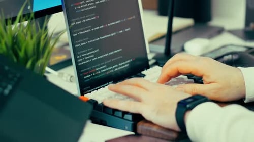 Ein Computer-PC-Gaming-Codierungs-Setup zeigt eine reibungslose Systemleistung