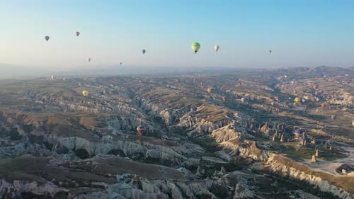 Drone Cinématographique épique filmé au milieu des montgolfières au-dessus de la Cappadoce, en Turquie