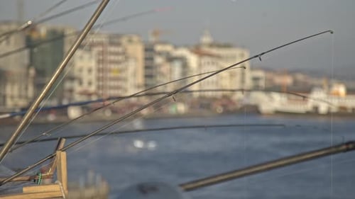 Pescadores pescando no Bósforo, Ponte Galata, com vista para o mar