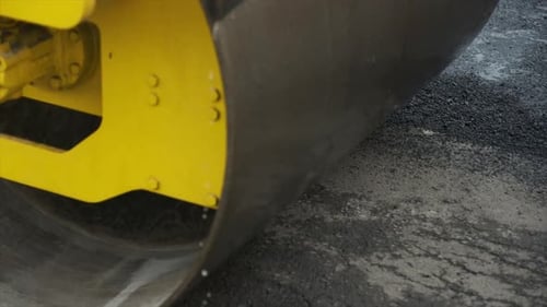 Processus d'asphaltage des infrastructures de construction routière par compression, compactage, nivellement et lissage