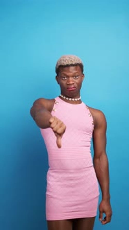 Homme gay noir mécontent faisant un geste du pouce vers le bas